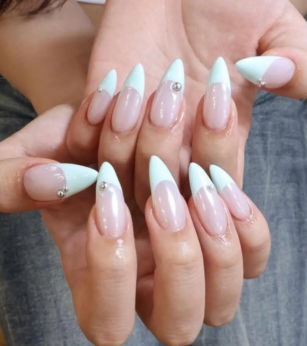 ネイル 長さ出し ガーリー キラキラネイル 韓国ネイル 水色 ハンドネイル ICE Nailsのネイルデザイン