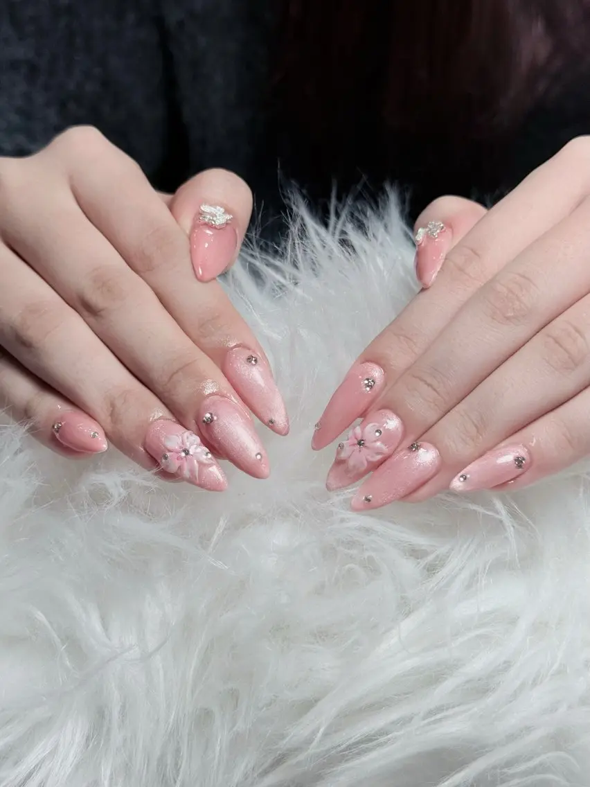 ネイル ジェルネイル キラキラネイル ネイルチップ 冬ネイル Emi🌸Belle Nail Salonのネイルデザイン