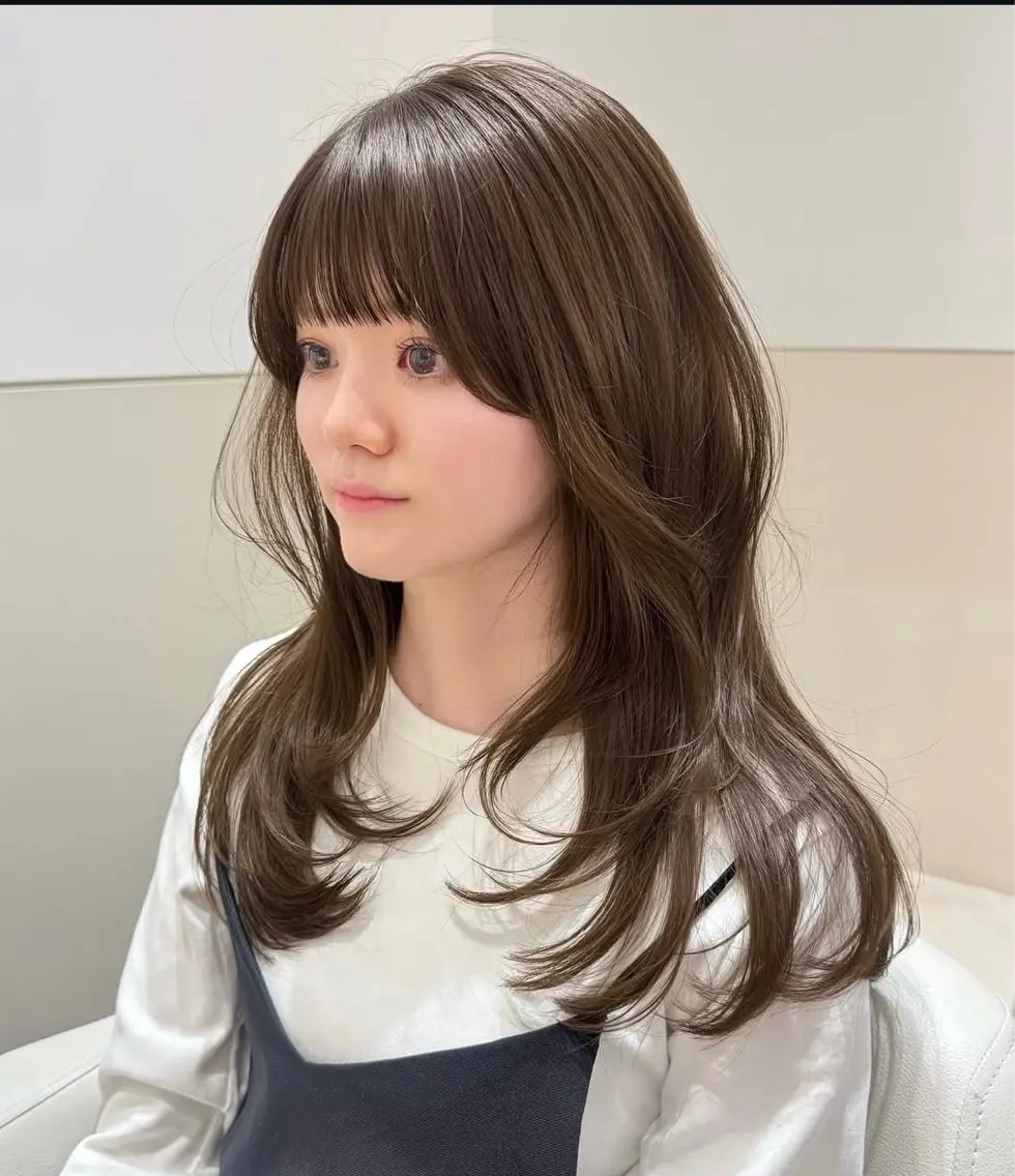 セミロング 顔まわりレイヤー レイヤーカット 透明感カラー 🪽AYAKAのヘアスタイル