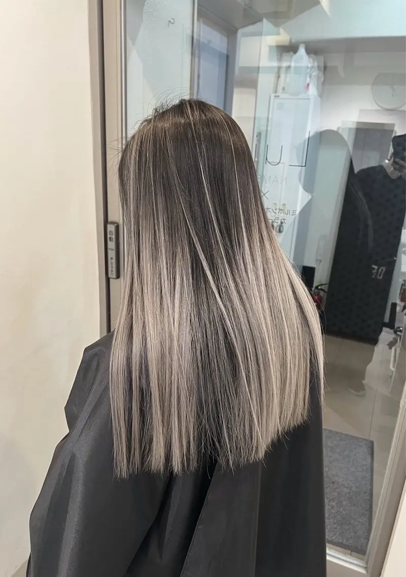 ロング カラー バレイヤージュ シルバー ホワイトシルバー レイヤーカット 指名数No.1 /NAOYAのヘアスタイル