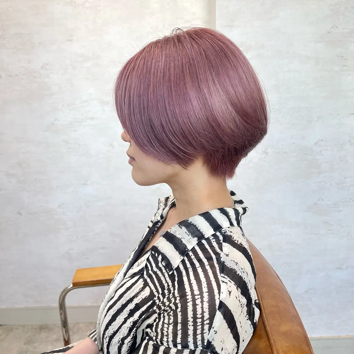 ショート カラー ベージュカラー ブリーチ ピンクカラー ピンクベージュ くせ毛 黒崎 勝巳のヘアスタイル