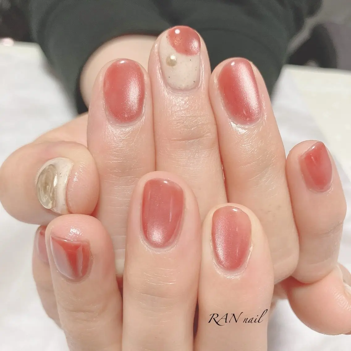 ネイル キラキラネイル マグネットネイル 赤色 シンプルネイル 春ネイル ハンドネイル フットネイル RAN nailのネイルデザイン
