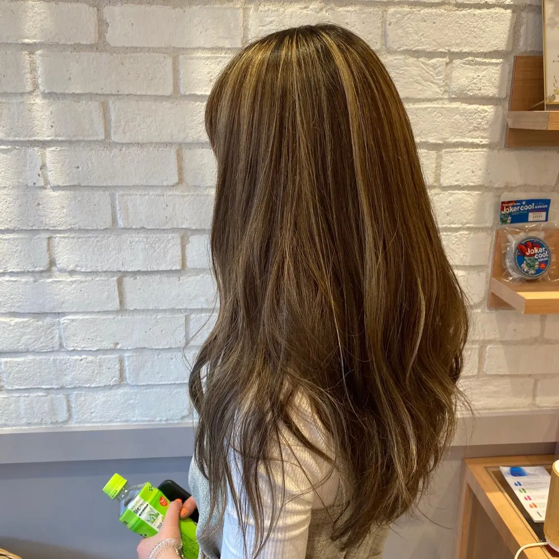 ロング ハイライト 伊東 彩花のヘアスタイル