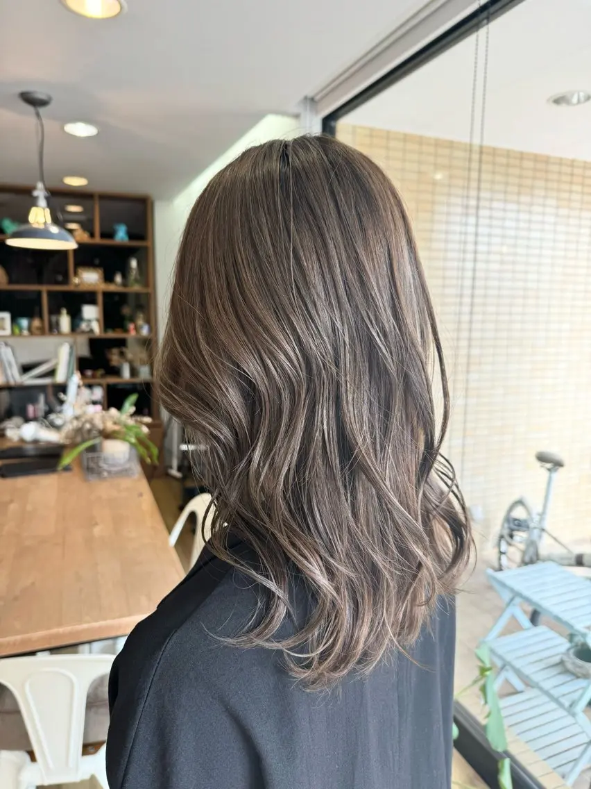 ロング カラー グレージュ ヘアカラー トリートメント ツキダテ ユイのヘアスタイル