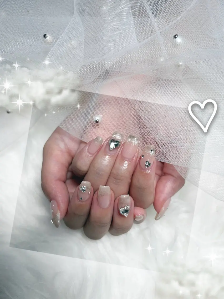 ネイル ハート キラキラネイル ラメ(グリッター) シルバー シンプルネイル ハンドネイル YUUMI🫧 nailのネイルデザイン