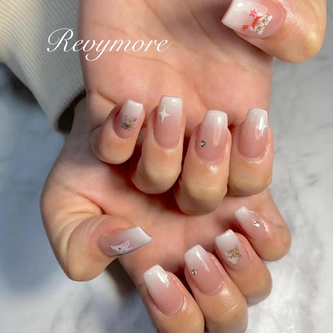 ミディアム ネイル 韓国風ヘア ジェルネイル グラデーション キラキラネイル 韓国ネイル nail salon Revymoreのネイルデザイン