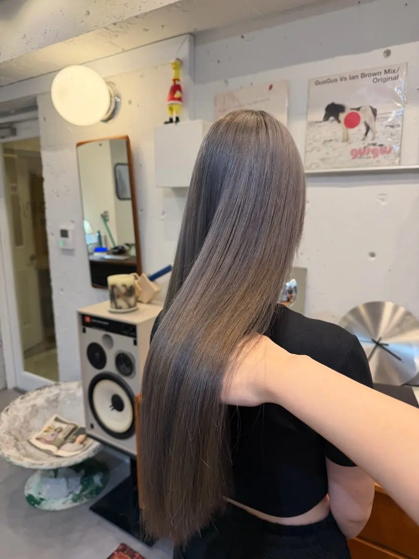 ロング カラー グレージュ ヘアカラー トリートメント 黒田 千晴のヘアスタイル