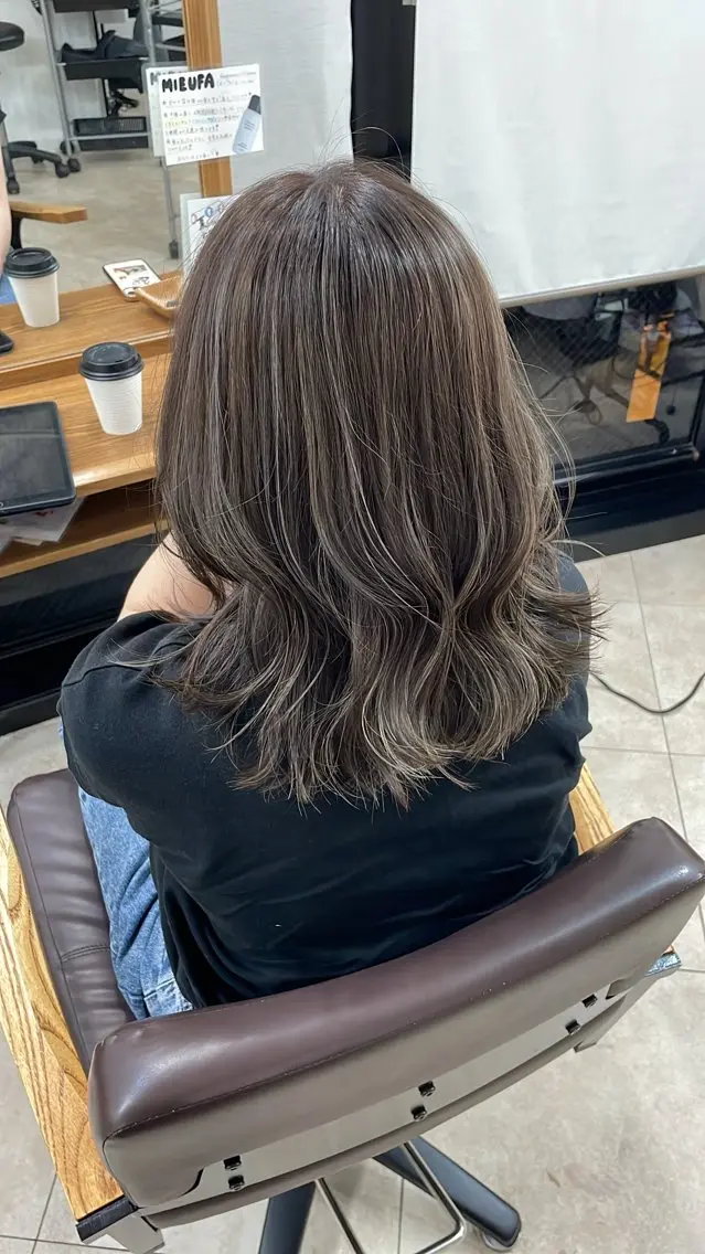 セミロング 3Dハイライト ハイライト _WHITE 佐伯 碧のヘアスタイル