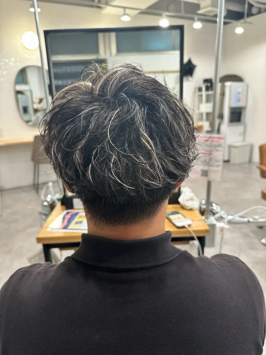 カラー パーマ メンズ メンズハイライト メンズパーマ ハイライトカラー ヘアカラー トリートメント 特殊カラー特化 ✂️SHIAN フジのヘアスタイル