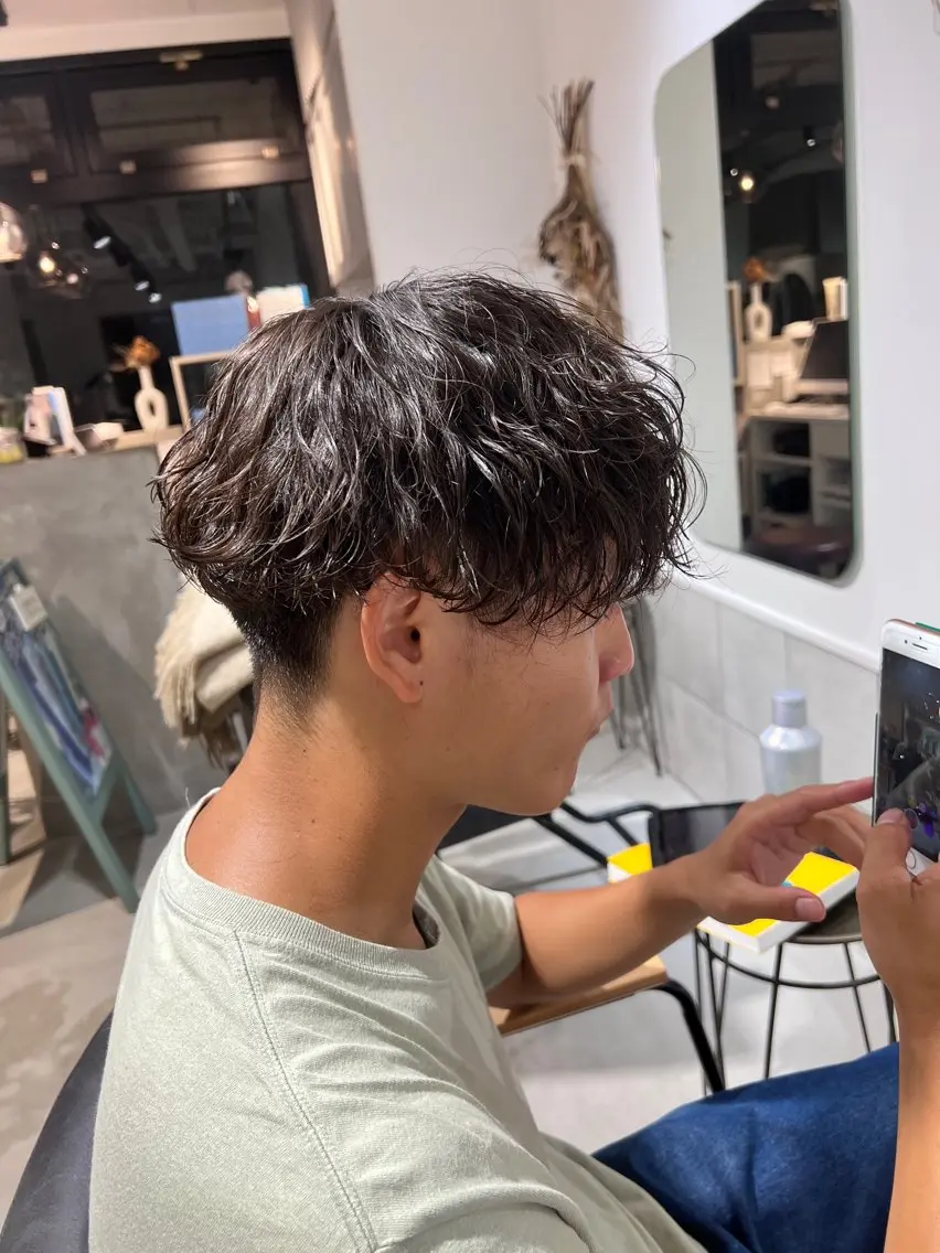 ミディアム パーマ メンズ ミディアムパーマ メンズパーマ 波巻きパーマ スパイラルパーマ カット パーマ メンズカットパーマ ✂️ JOYAのヘアスタイル