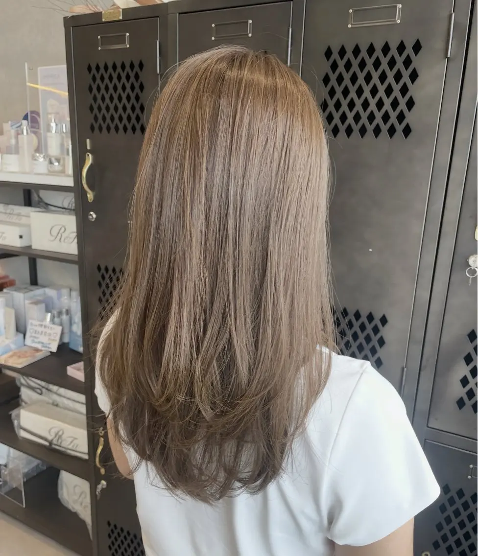 ロング カラー 透明感カラー グレージュ オリーブグレージュ オリーブグレー レイヤーカット カット ヘアカラー トリートメント 柄澤 菜南子のヘアスタイル