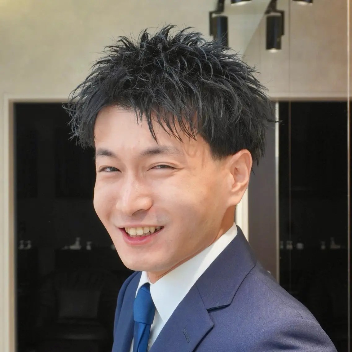 メンズ メンズブリーチ センターパート フェザーパーマ カルマパーマ メンズパーマ カット ヘアセット HIKARI メンズ満足度No.1のヘアスタイル