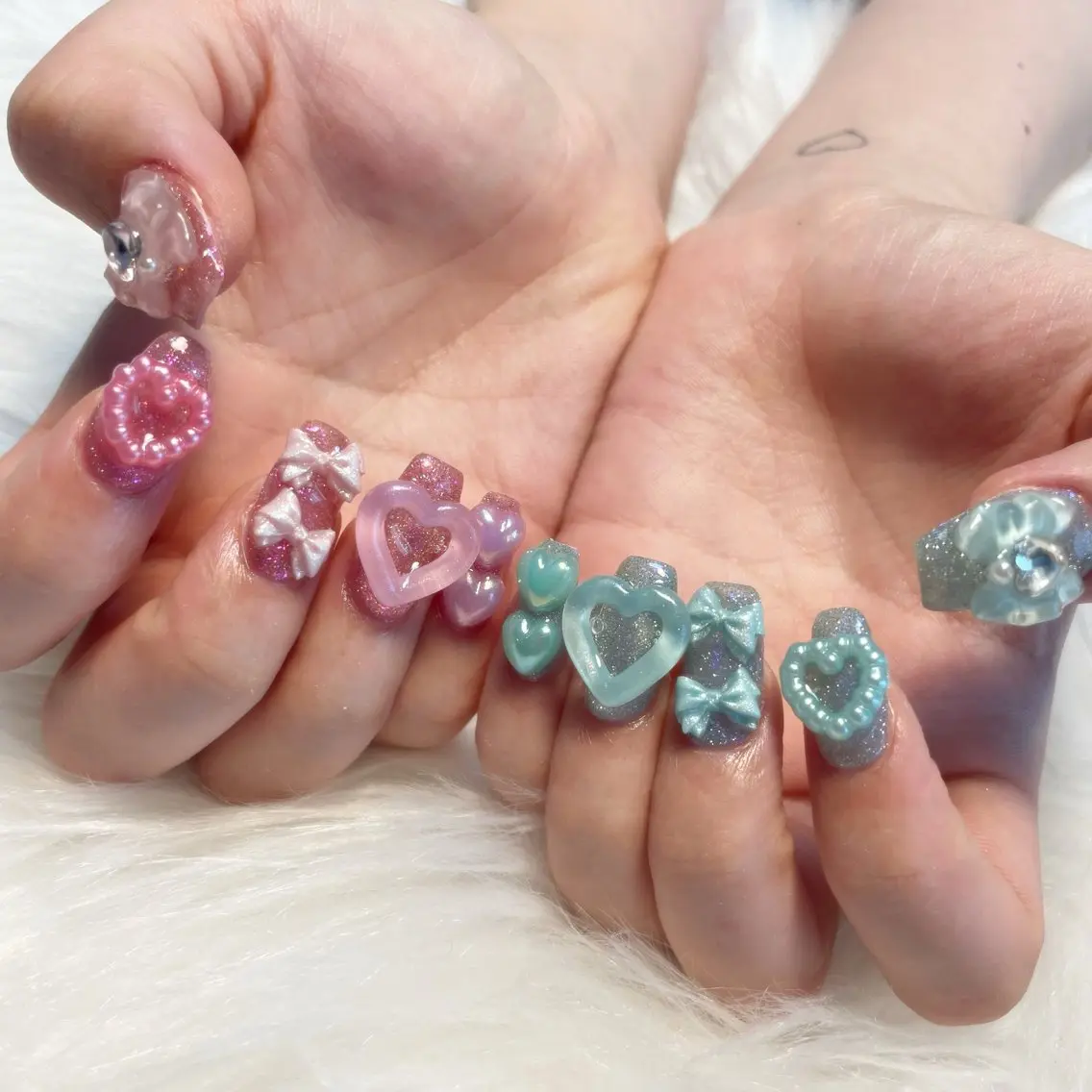 ネイル ハンドネイル ゴテゴテ💙ワンホン リオナのネイルデザイン