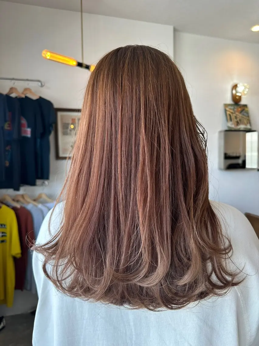 ロング カラー ブリーチ ブラウンカラー ナチュラルブラウン ブリーチなしカラー 岩村 夏姫のヘアスタイル