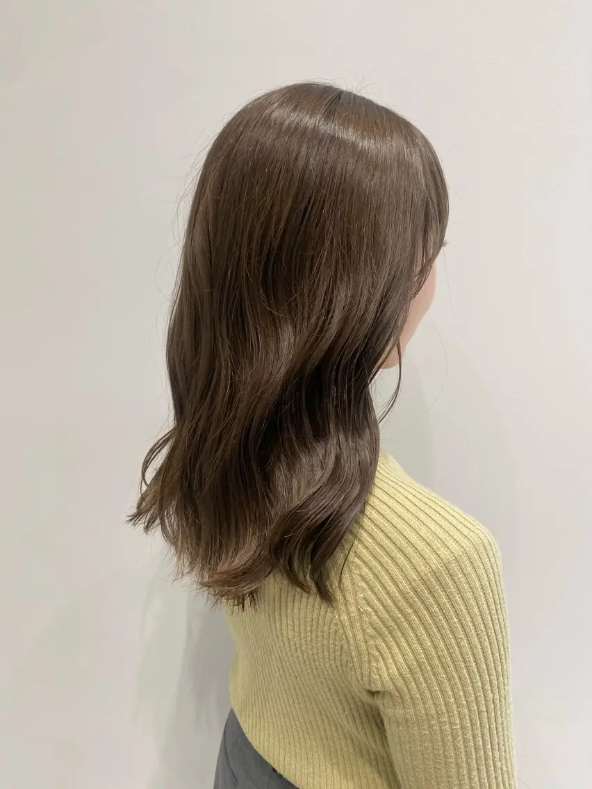セミロング カラー ベージュカラー ブリーチ ブリーチなしカラー オリーブベージュ mina🪐立川駅/ 無料ショートカットのヘアスタイル