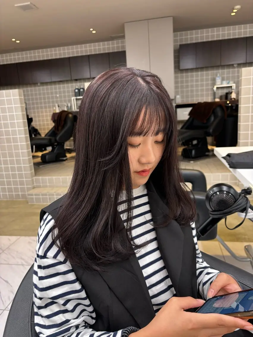 セミロング カラー 抜け感レイヤー︴ ニュアンスカラーのヘアスタイル