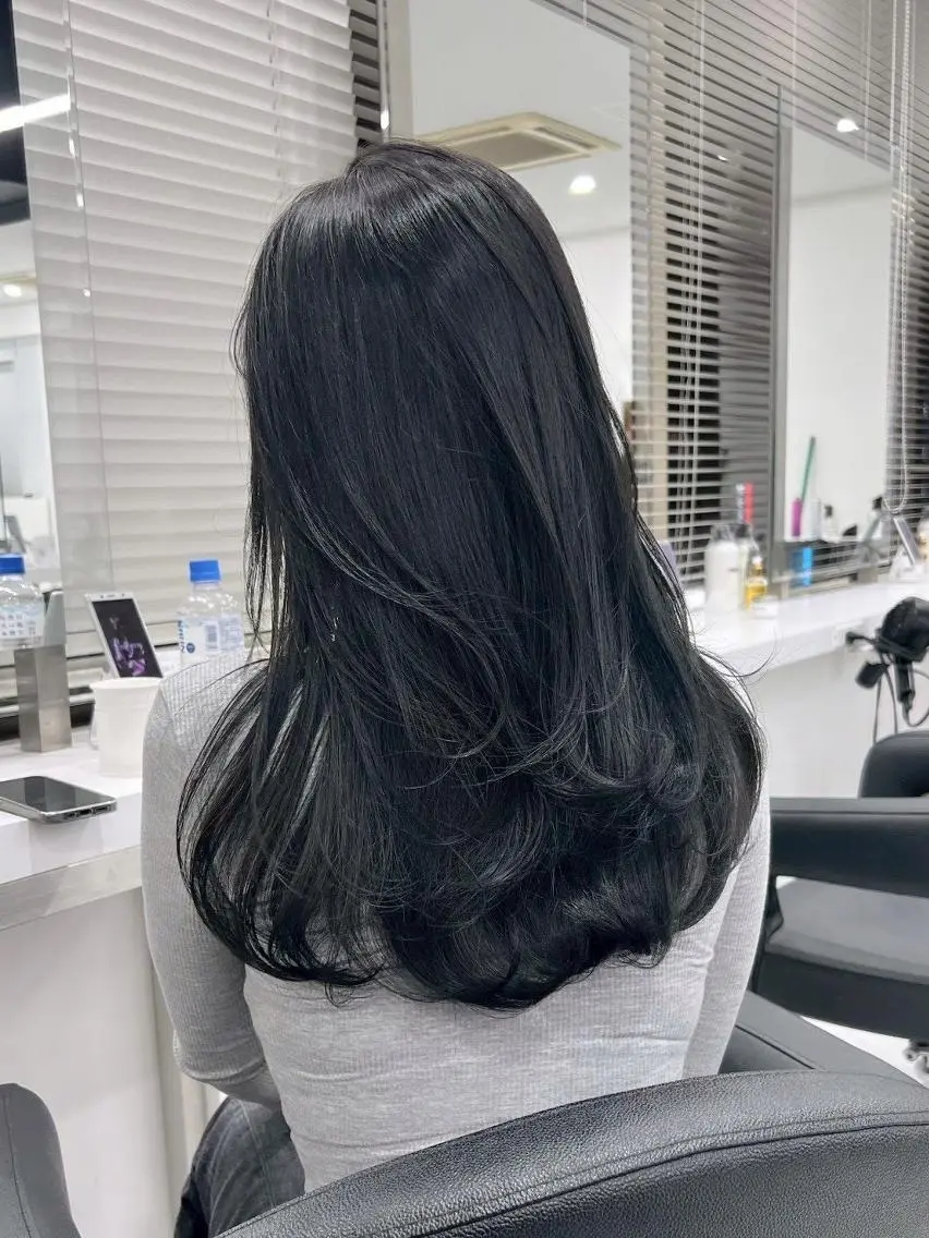 🩶重くならない垢抜け暗髪🩶就活や実習にも対応した暗髪に🇰🇷ワンカラー+スタイリング🤍の写真