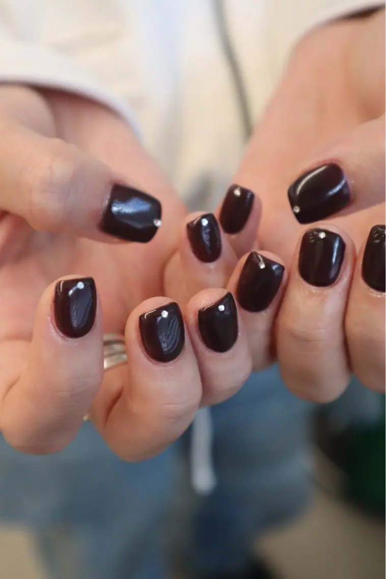 ネイル ブラウン ワンカラーネイル ストーンネイル ハンドネイル chika ／ nailのネイルデザイン