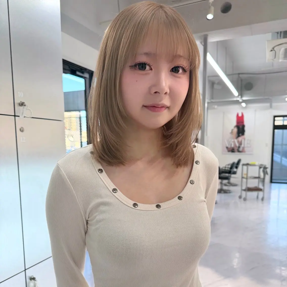 ミディアム カラー ベージュカラー ブリーチ ケアブリーチ デザインカラー ダブルカラー カット ヘアカラー トリートメント TATSUブリーチ/ ミルクティーベージュのヘアスタイル