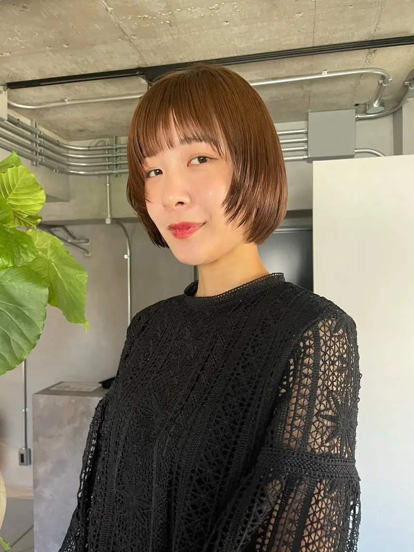 ショート カラー ベージュカラー ボブ 顔周りカット イズミ ナナコのヘアスタイル