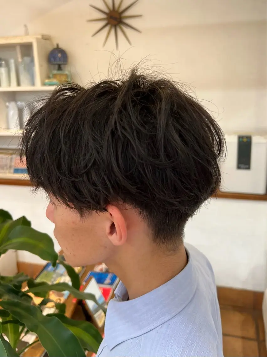 ショート メンズ センターパート メンズパーマ 刈り上げ あおい メンズ専門美容師のヘアスタイル