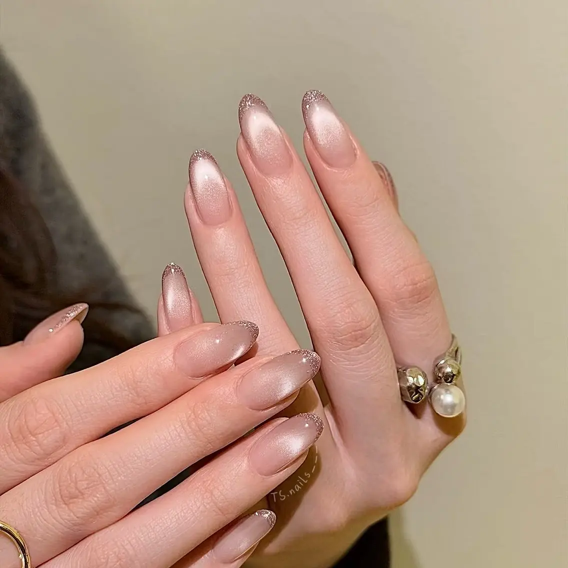 ネイル キラキラネイル マグネットネイル 持ち込み オフィスネイル シンプルネイル ハンドネイル ハンドケア TS. nails___のネイルデザイン