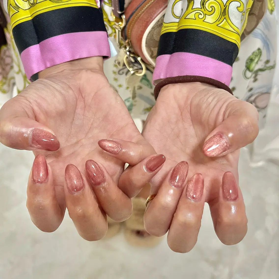 ネイル キラキラネイル マグネットネイル 赤色 Bianca TORII🌞のネイルデザイン