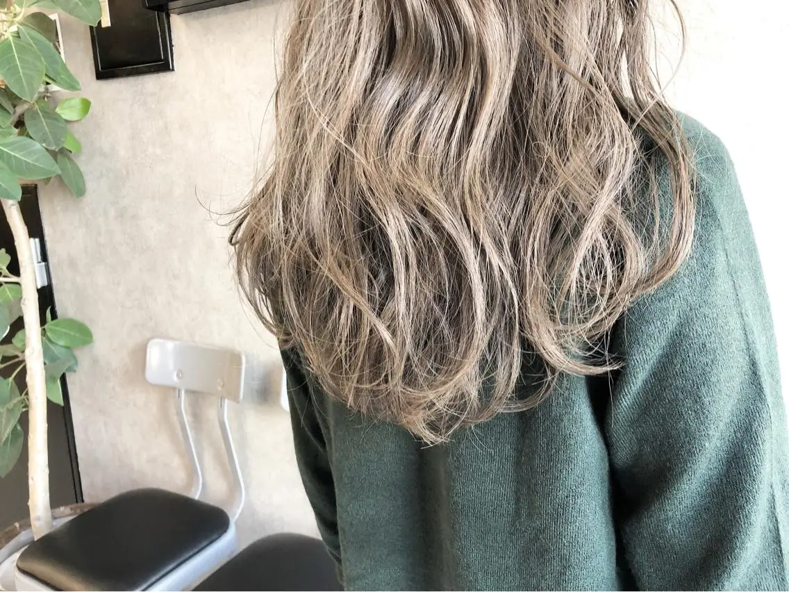ロング カラー 顔周りレイヤーカット ブリーチminamiのヘアスタイル