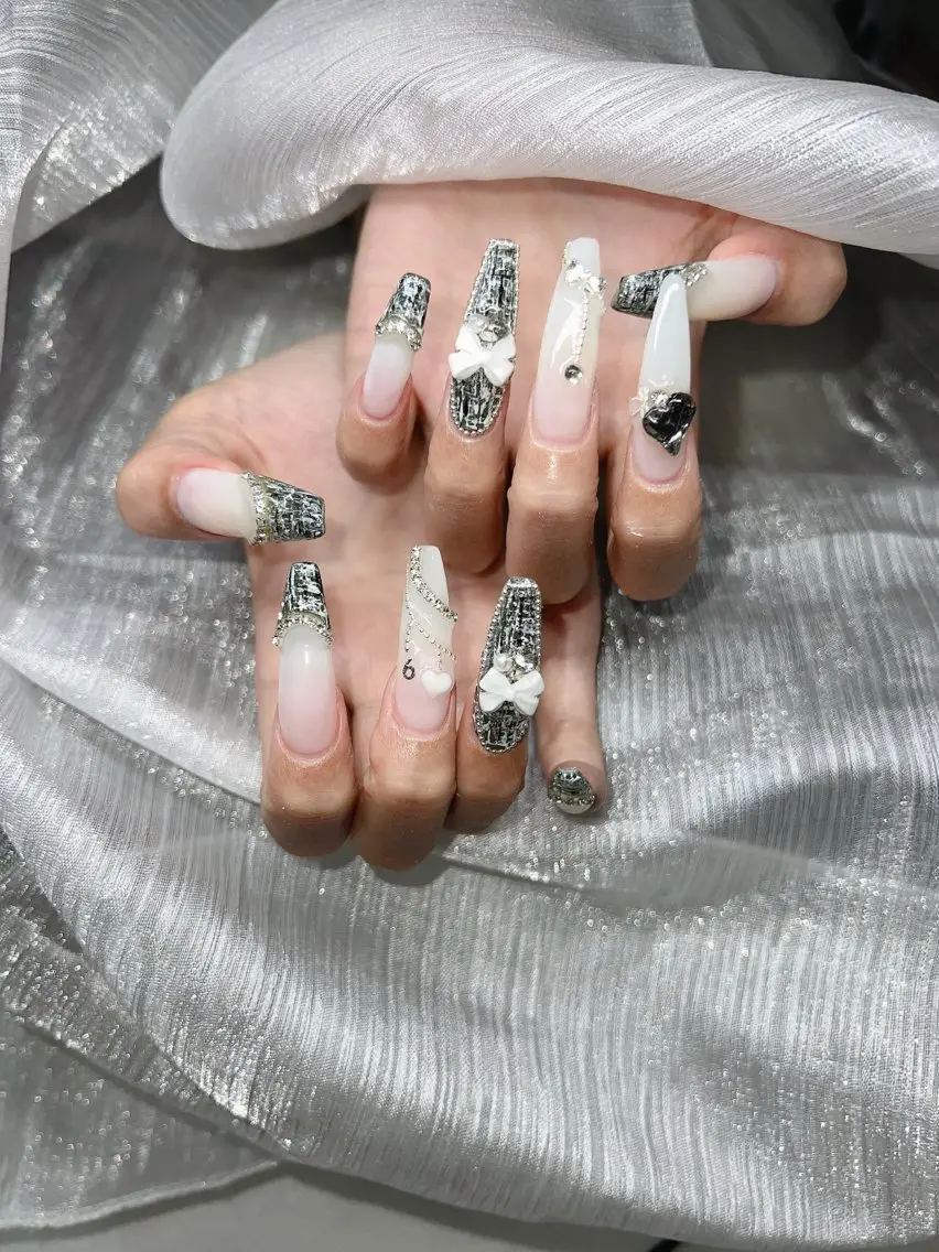 ネイル オーロラネイル チークネイル 長さ出し フットネイル フレンチネイル ハンドネイル Lee Nailsのネイルデザイン