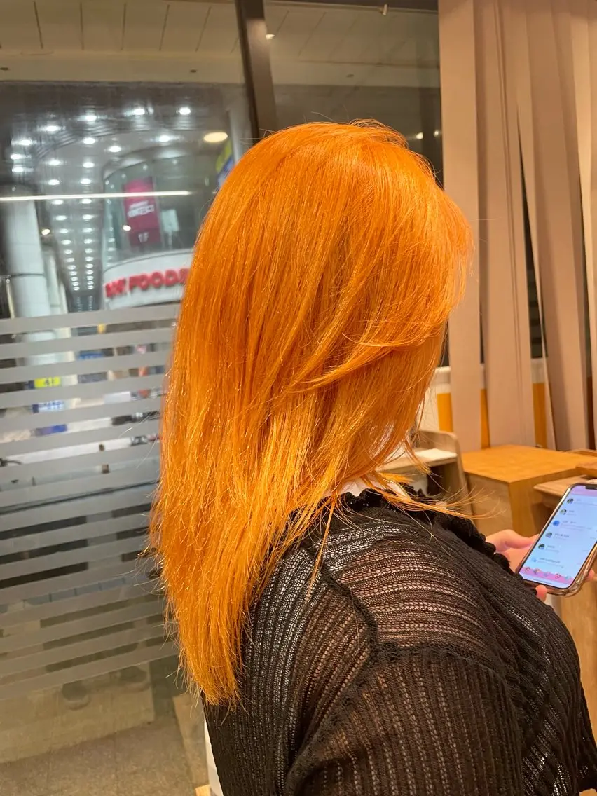 セミロング カラー ダブルカラー オレンジ ハイレイヤー レイヤーカット ✨横須賀髪質改善✨️ 加藤 百音のヘアスタイル