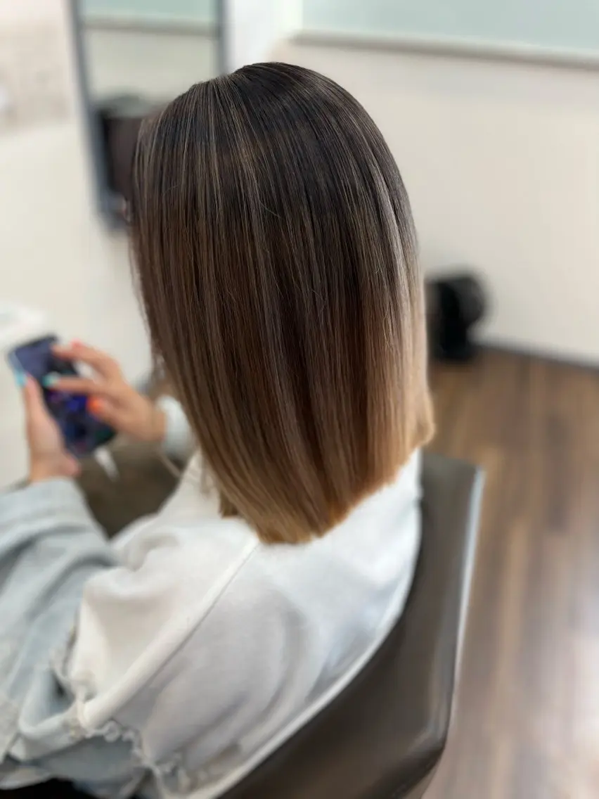 ミディアム カラー ヘアアレンジ バレイヤージュ ブリーチ レイヤーカット ヘアカラー 三輪 太一のヘアスタイル