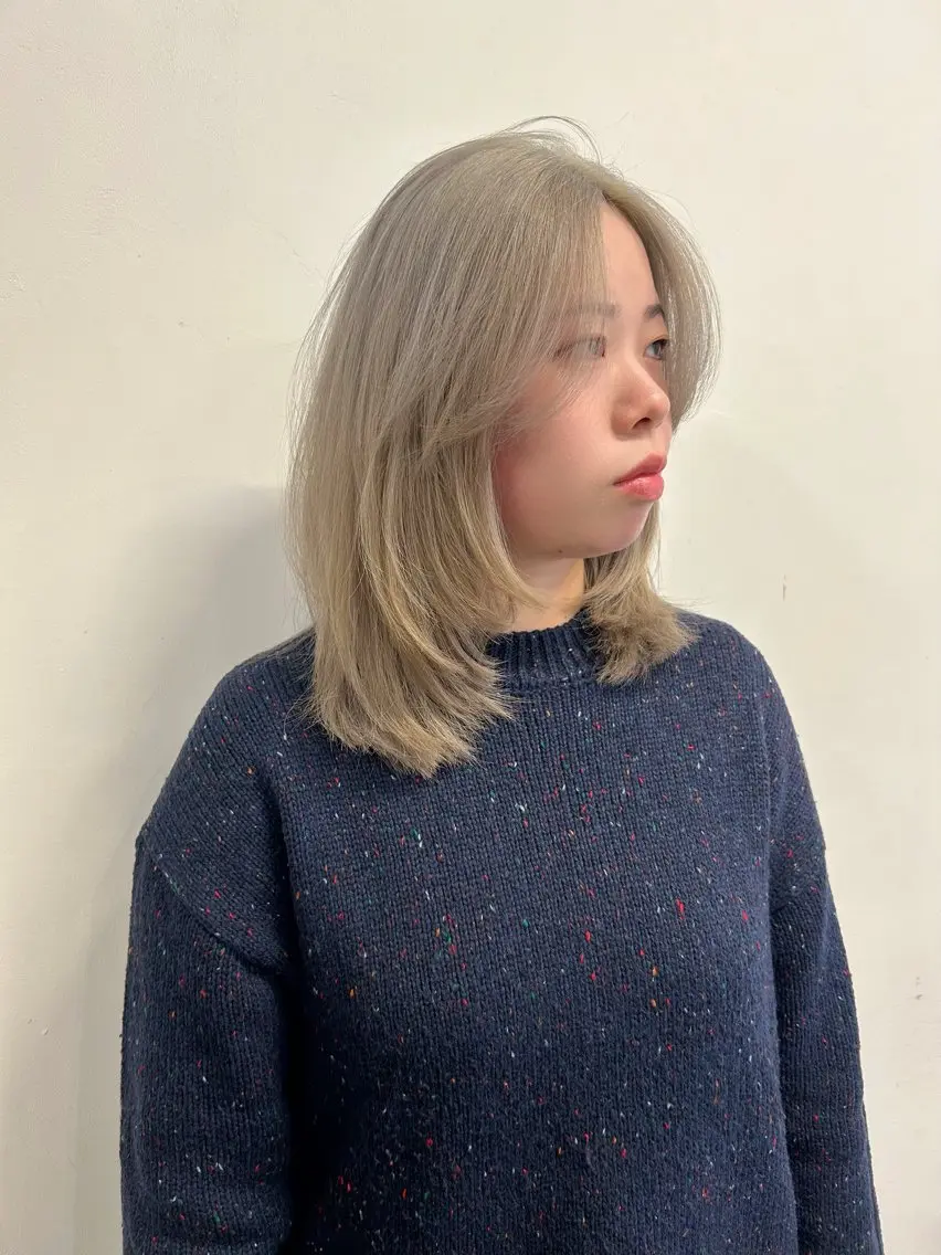 ミディアム カラー ミディアムレイヤー ブリーチ ブロンド ホワイトブロンド レイヤーカット カット ヘアカラー トリートメント 韓国レイヤー/ハイ トーン/優太のヘアスタイル