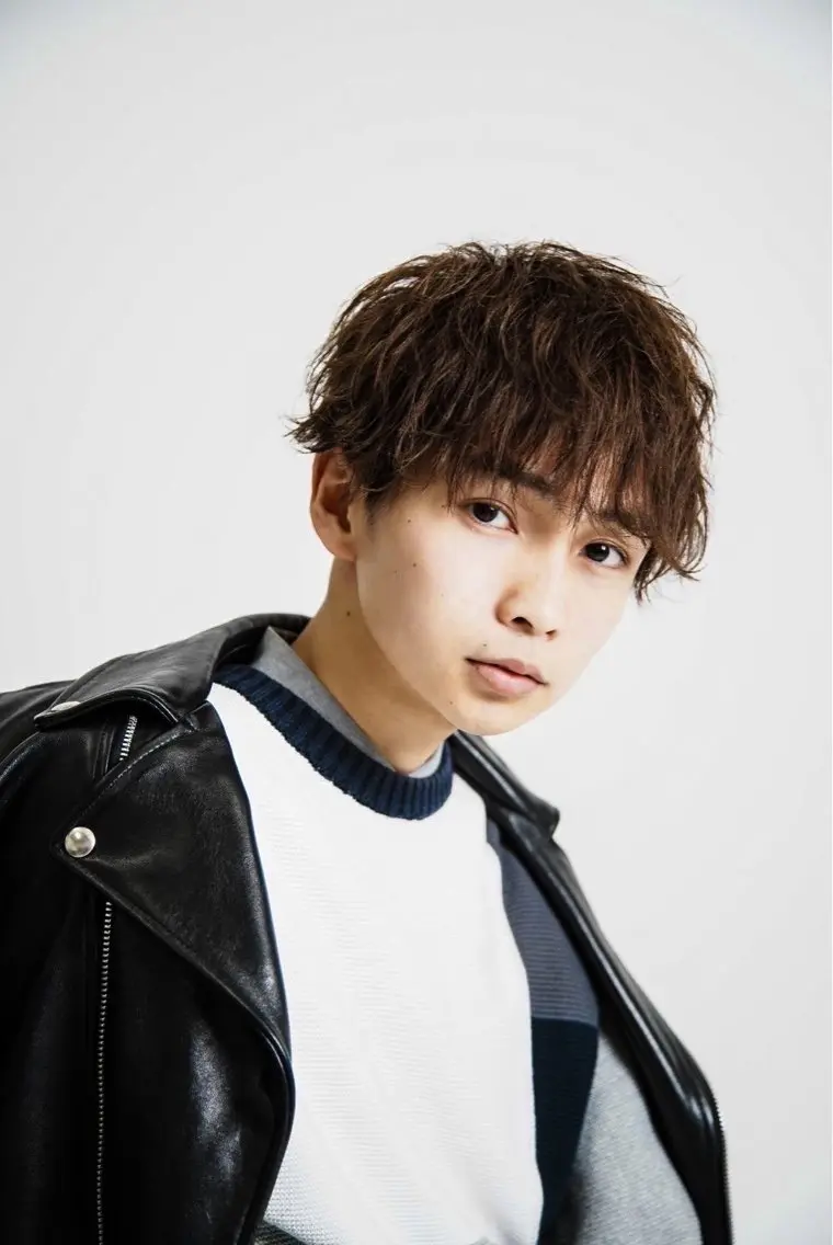 ミディアム カラー パーマ メンズ ブラウンカラー カット ヘアカラー トリートメント 🔥メンズ極🔥韓国 シャドウ/波巻き柿崎のヘアスタイル
