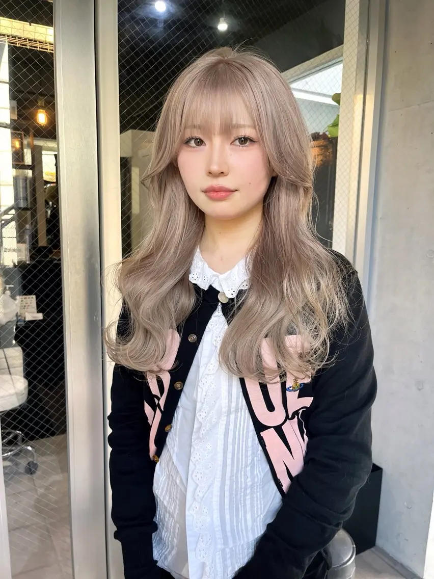 ロング カラー ベージュカラー ミルクティーベージュ ホワイトベージュ ヘアカラー トリートメント ミルクティーベージュ ブリーチ 店長 清水のヘアスタイル