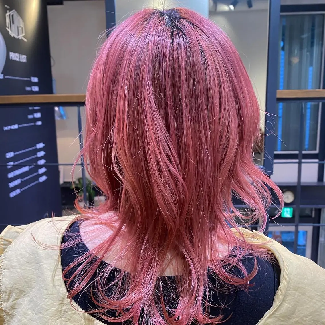 ミディアム カラー ハイトーンカラー ウルフカット 今出 りょうやのヘアスタイル