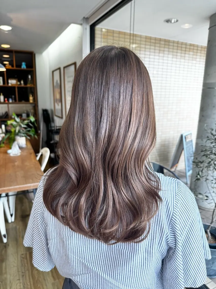 ロング カラー アッシュ アッシュグレー カット ヘアカラー トリートメント ツキダテ ユイのヘアスタイル