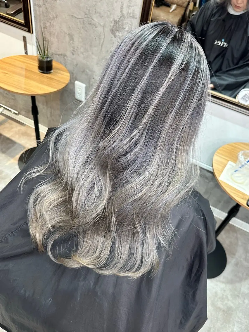 ロング レイヤーカット ヘアカラー 🔷ブリーチバレイヤ ージュ🔷飯野達也のヘアスタイル