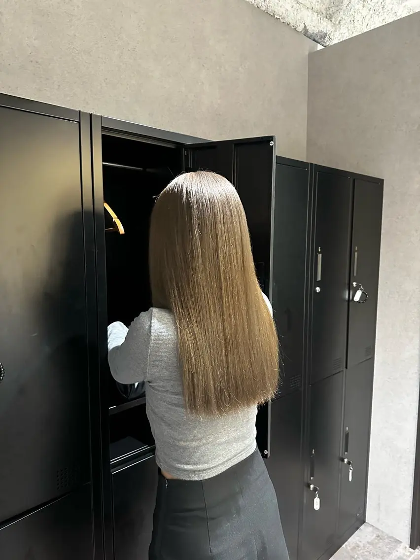 ロング カラー ベージュカラー ブリーチ オリーブベージュ トリートメント カット ヘアカラー トリートメント ブリーチカラー/ ベージュ/SARAのヘアスタイル