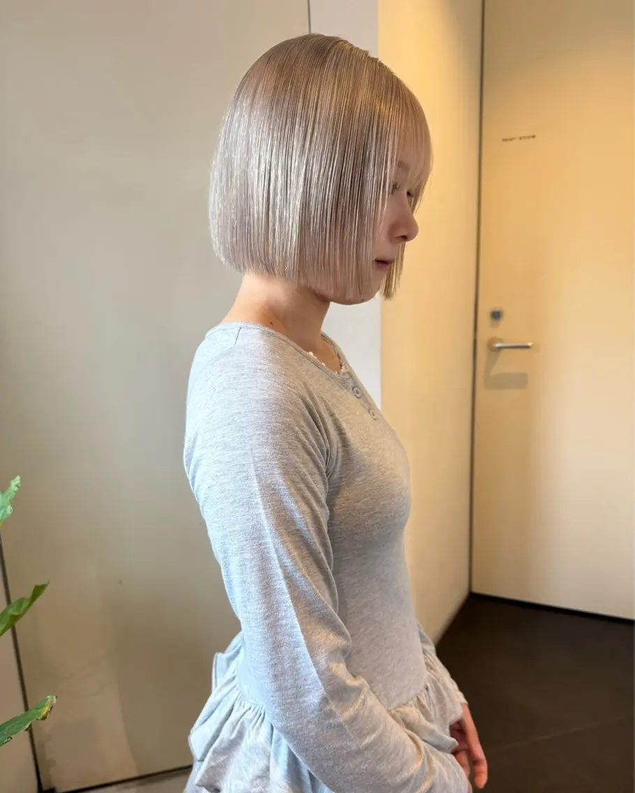 ショート カラー ブリーチ ブロンド ホワイトブロンド ヘアカラー トリートメント RAIMA ケアハイトーンのヘアスタイル