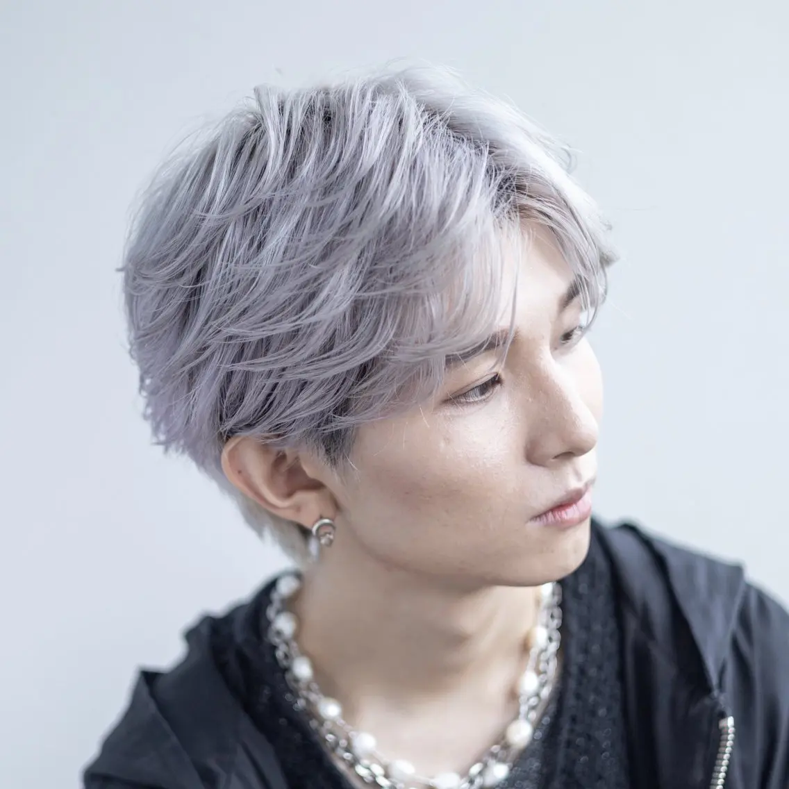 ショート カラー メンズ シルバー ホワイトシルバー ショートヘア カット ヘアカラー トリートメント 【メンズ縮毛矯正/ Ryoka】のヘアスタイル