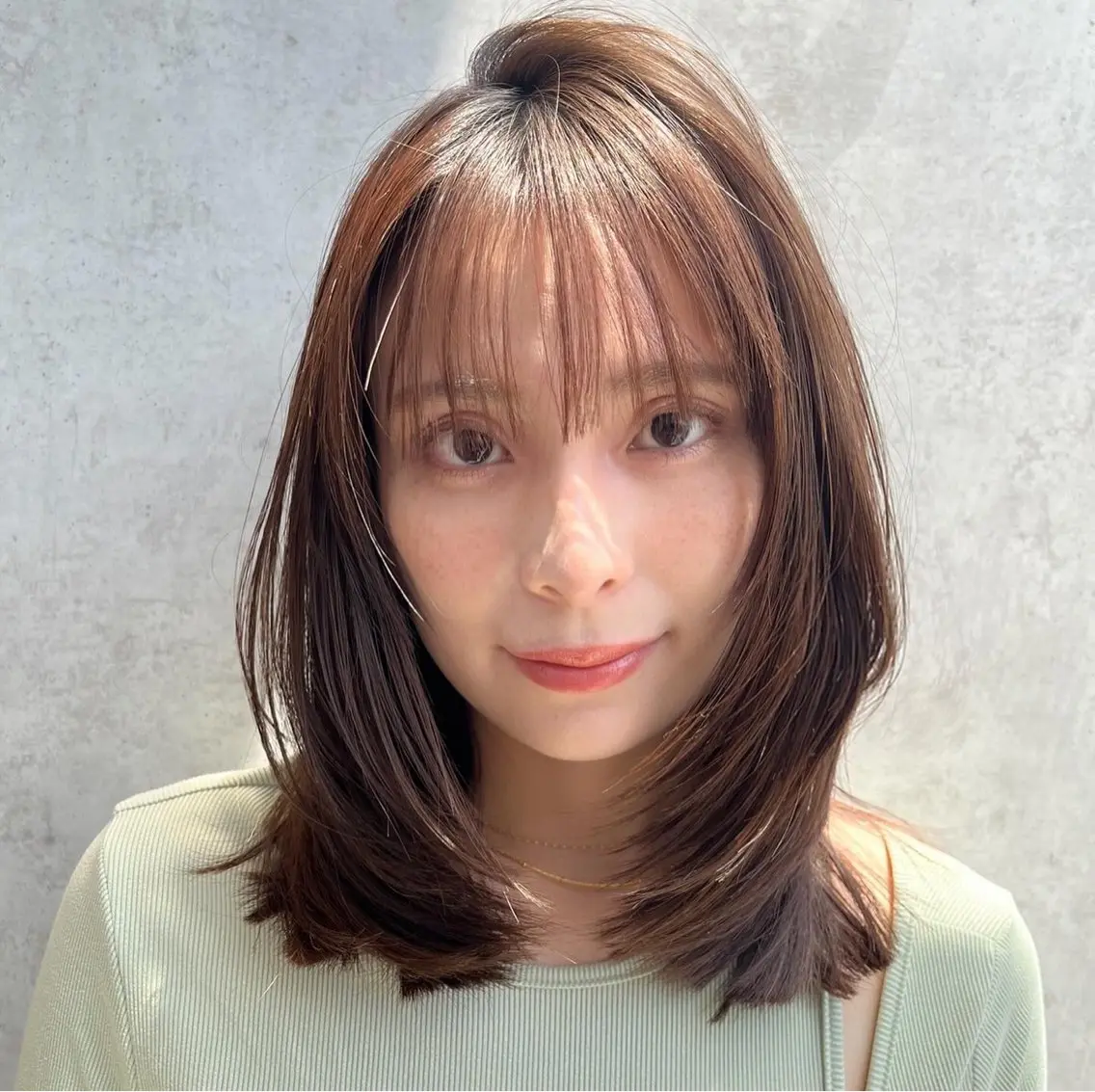 ミディアム カラー ミディアムレイヤー グレージュ くびれヘア 顔まわりレイヤー 顔周りカット 山崎/ボブ縮毛矯正 レイヤー髪質改善のヘアスタイル
