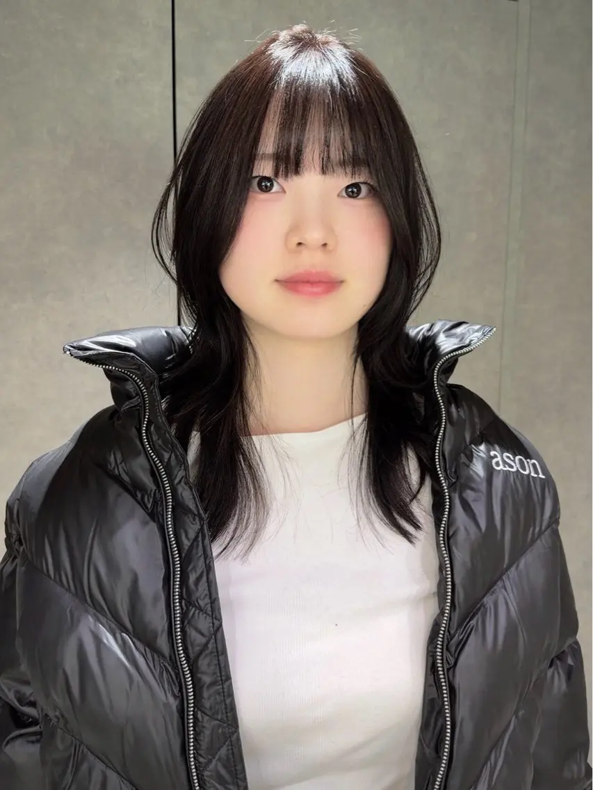 セミロング カラー 黒髪 ナチュラルブラック ハッシュカット カット ヘアカラー yu-kaハッシュ カット/韓国レイヤーのヘアスタイル