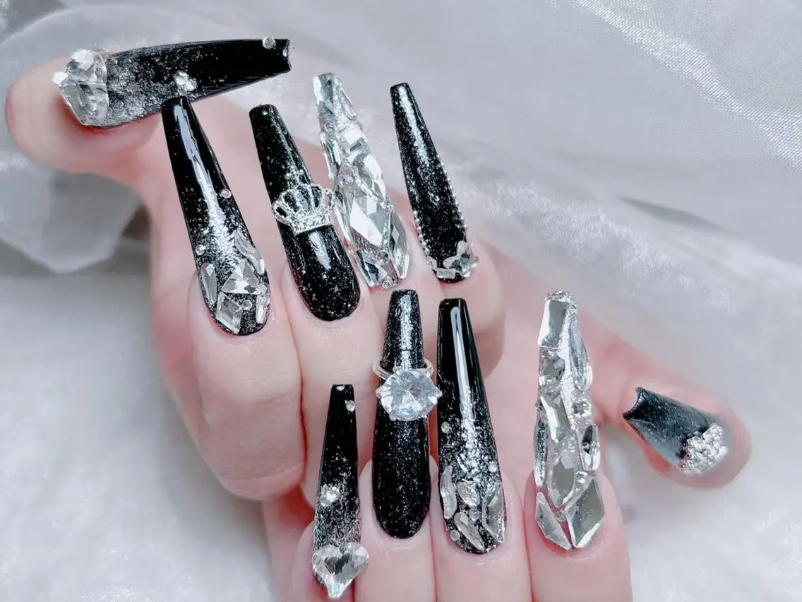 ネイル 長さ出し キラキラネイル 韓国ネイル ロングネイル マグネットネイル ハンドネイル ハンドケア MUNI🎀 NAIL のネイルデザイン