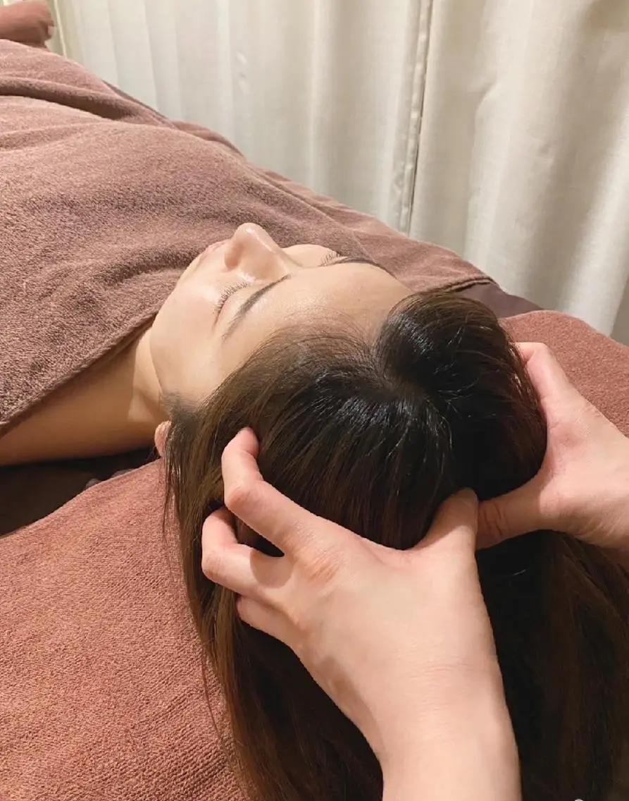 首肩凝り / 腰痛 / 頭痛 / 眼精疲労の症状がある方必見🩶背中集中リンパ20分+アイヘッドセラピー15分の写真