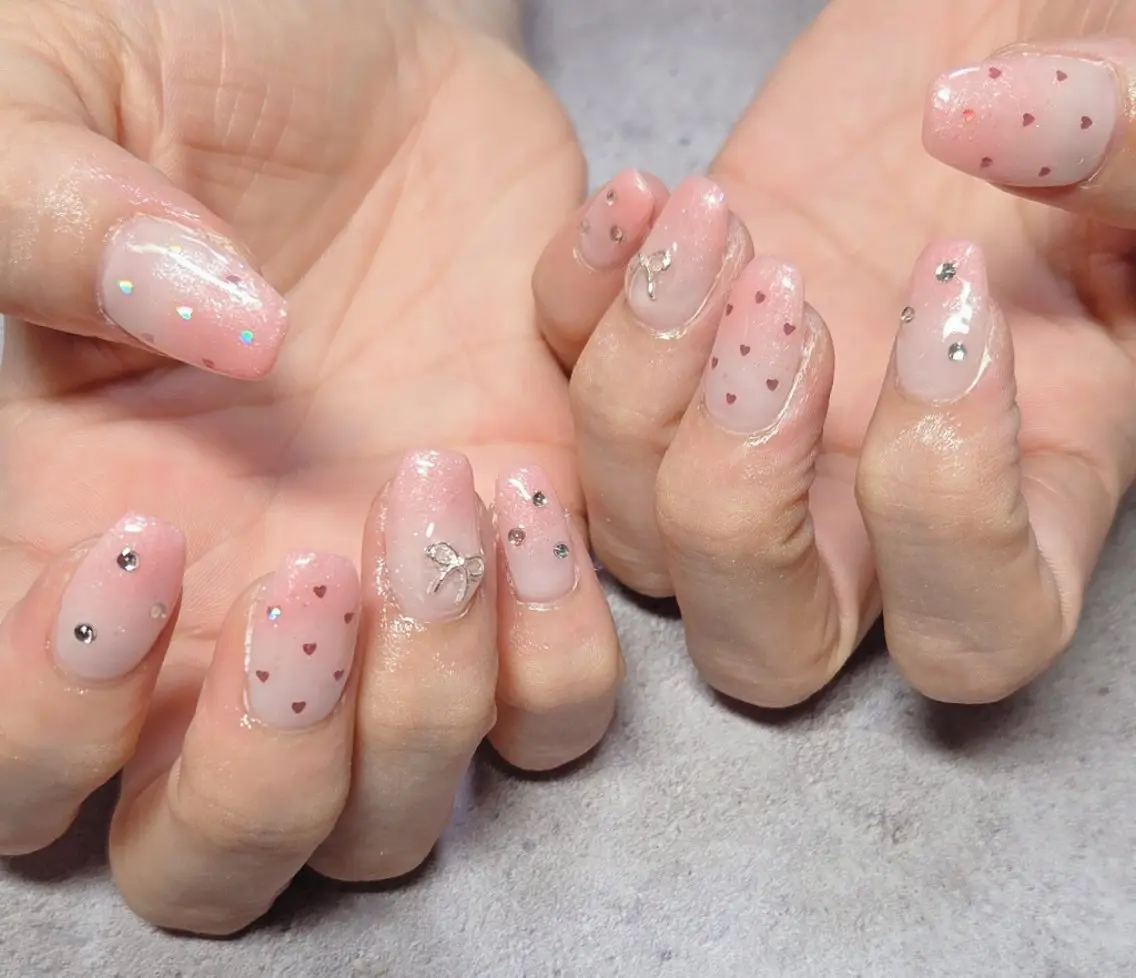 ネイル グラデーション ハート キラキラネイル 赤色 リボン ハンドネイル flure de neige yukiのネイルデザイン