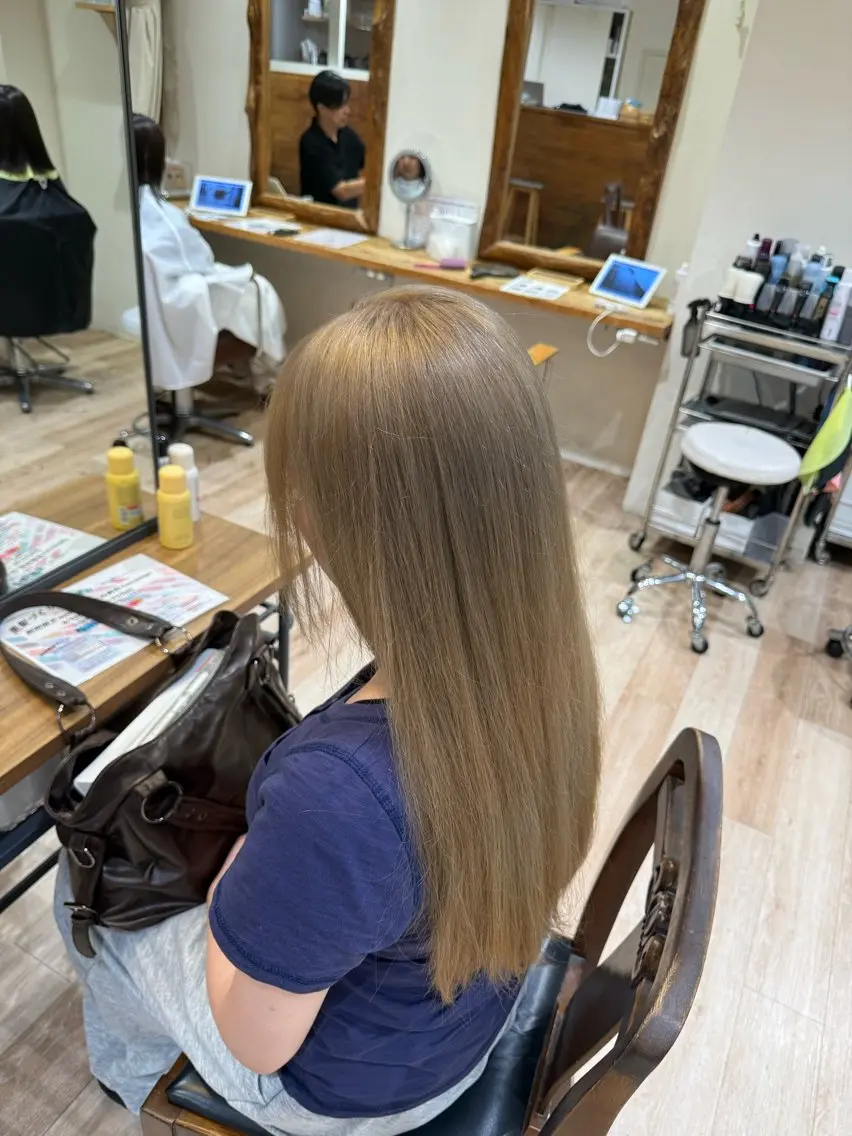 ロング カラー ベージュカラー ヘーゼル ミルクティーベージュ ヘアカラー シン🦊艶カラー/ ブリーチ/カラー特化のヘアスタイル