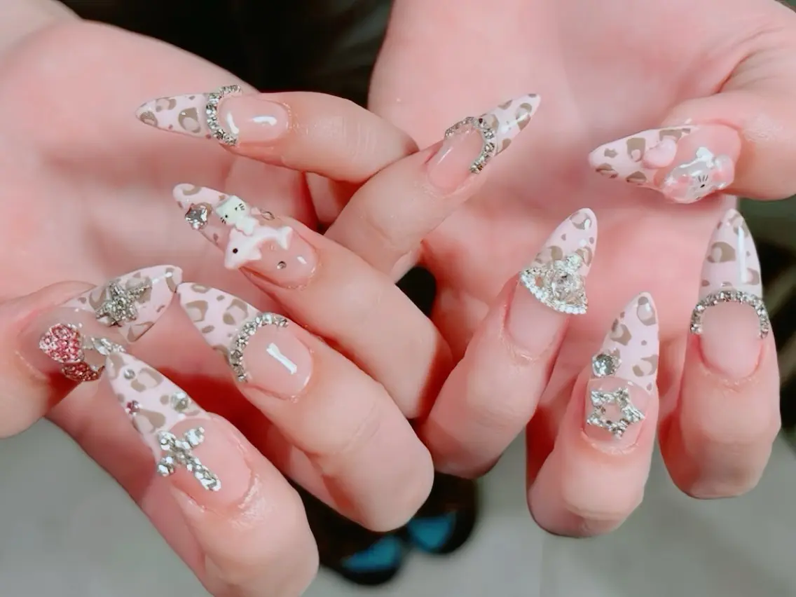 ネイル チークネイル フレンチネイル ガラスフレンチ グラデーション キラキラネイル Rin Nail 新大久保店のネイルデザイン
