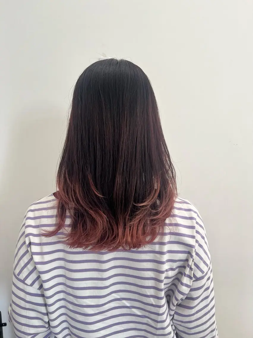セミロング カラー ブリーチ レイヤーカット 黒阪 なみのヘアスタイル