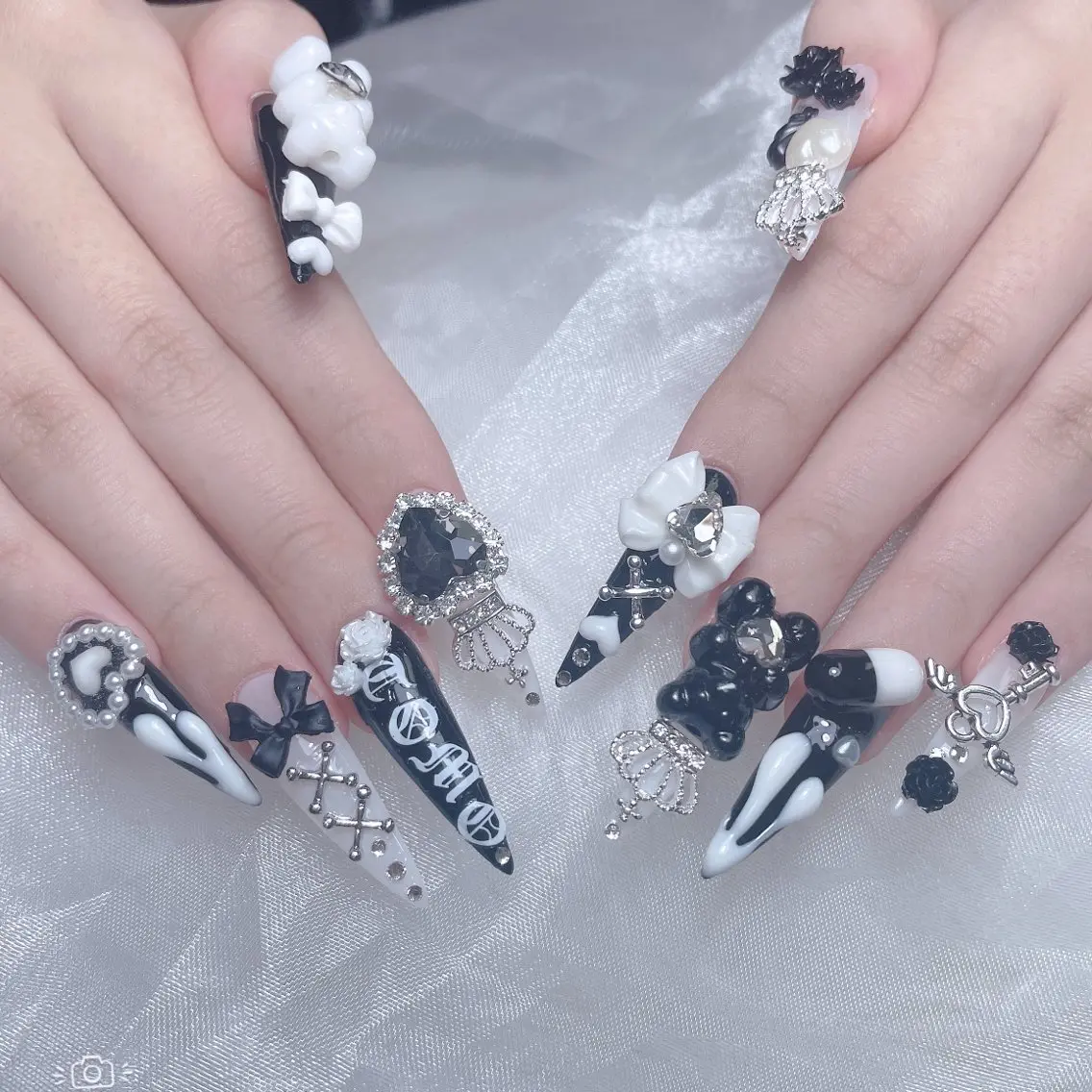 ネイル 成人式 ロングネイル マグネットネイル 大理石ネイル(マーブル) リボン ハンドネイル MoMoA Nail ネイル長さ出し専門店のネイルデザイン