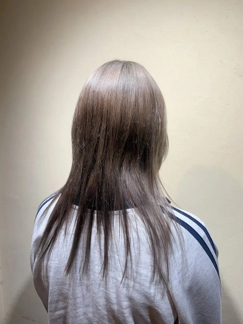 ロング カラー ブリーチ グレージュ ミルクティーグレージュ ヘアカラー トリートメント saya (サヤ)のヘアスタイル